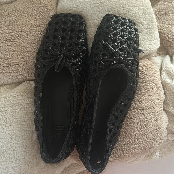 Elegant Black Woven Women's Shoes - Picture 2 of 2
